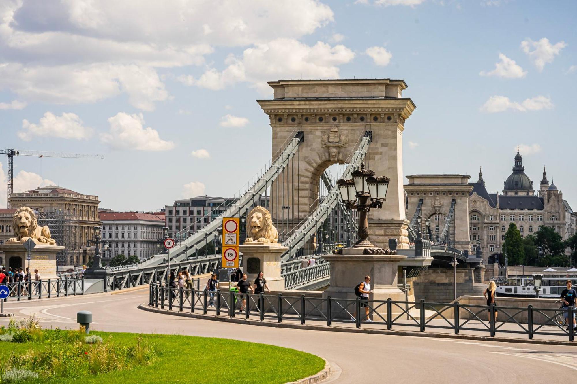 Elegant Escape By Buda Castle For Pleasure Seekers Budapest Esterno foto